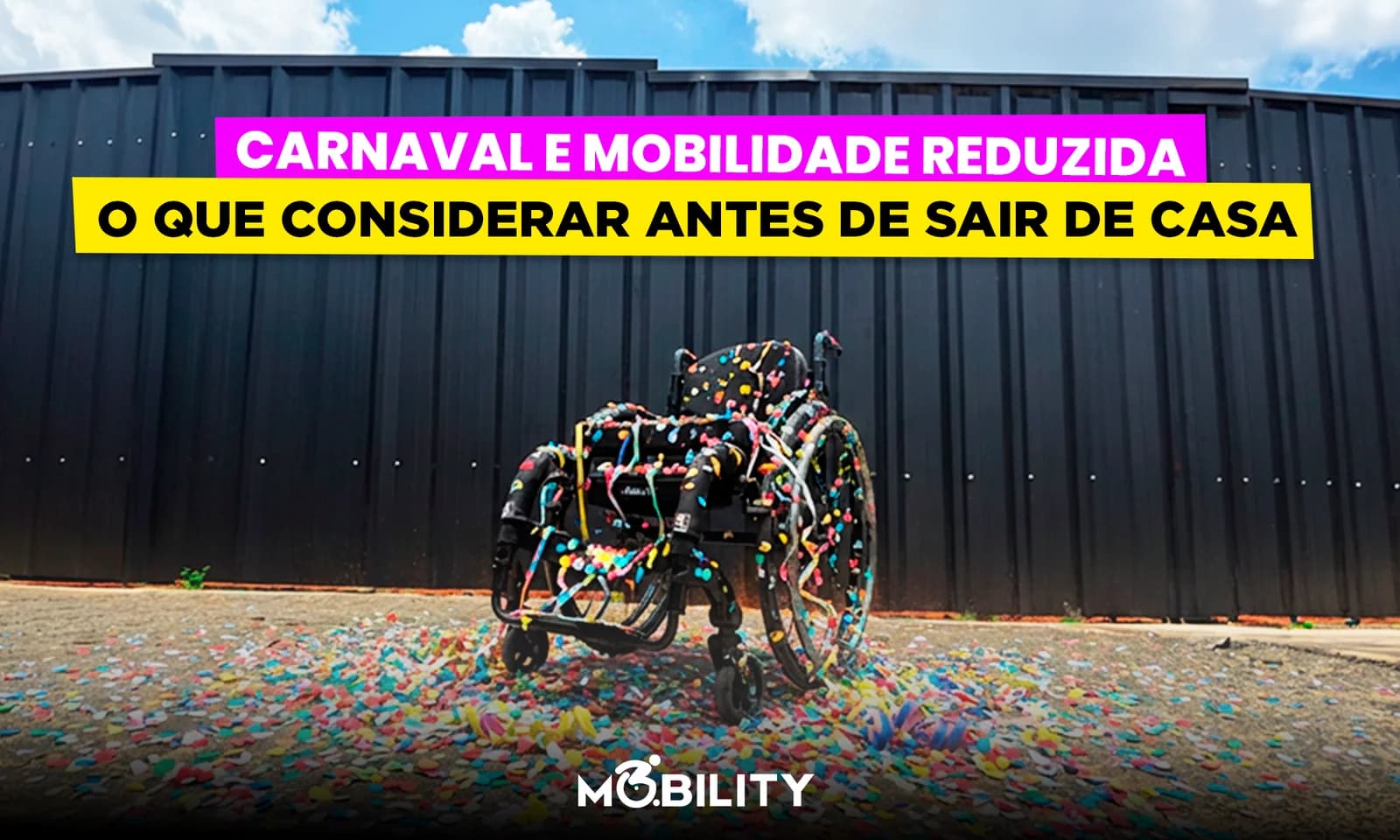 Cadeira de rodas decorada com confetes em ambiente urbano, representando o Carnaval e a importância de planejamento, acessibilidade e segurança para pessoas com mobilidade reduzida ao sair de casa