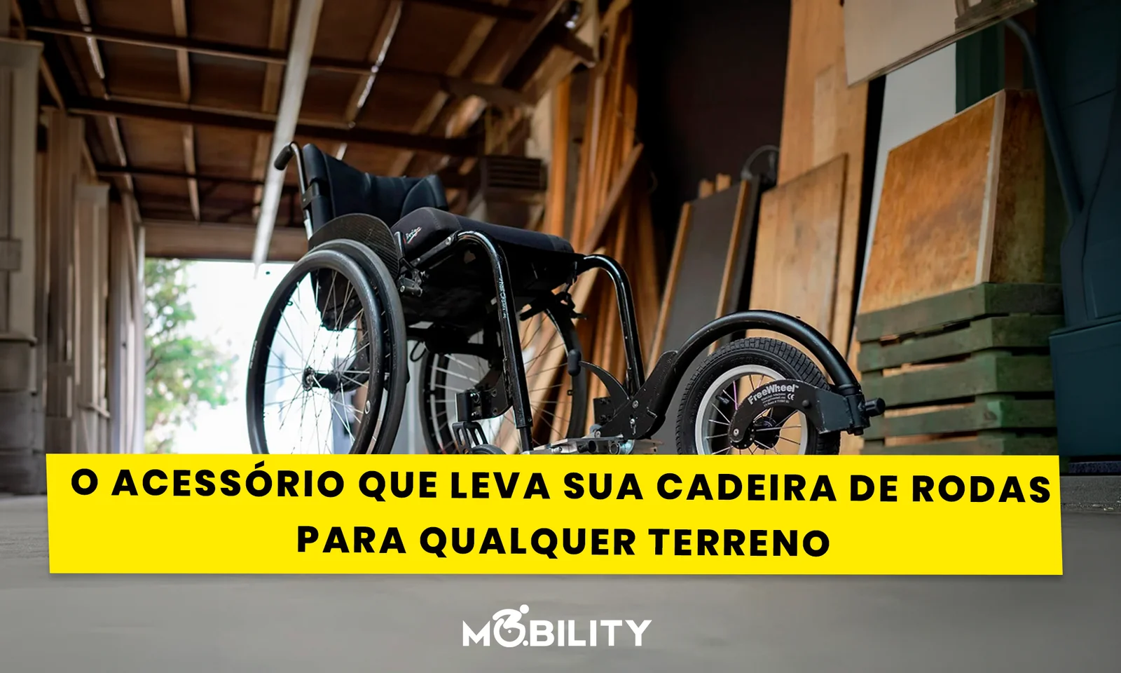 Cadeira de rodas manual com o acessório FreeWheel acoplado à frente